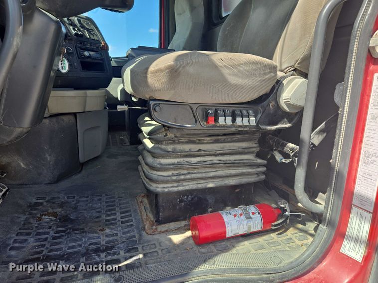 image for item EV1617 2007 Volvo VNL semi truck