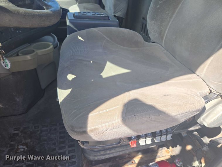 image for item EV1617 2007 Volvo VNL semi truck