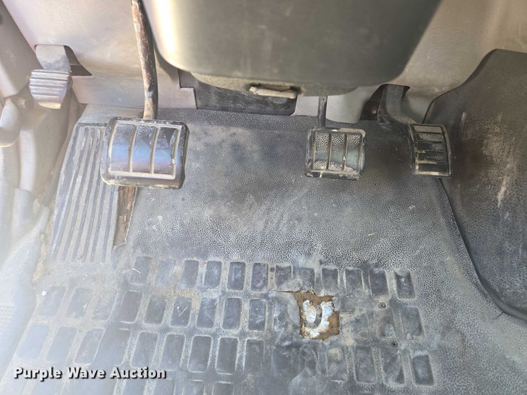 image for item EV1617 2007 Volvo VNL semi truck