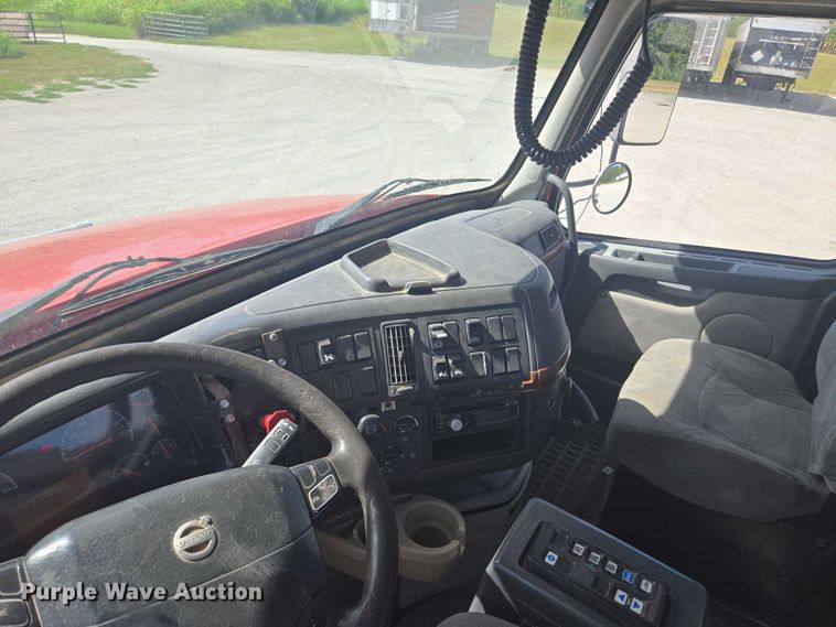 image for item EV1617 2007 Volvo VNL semi truck