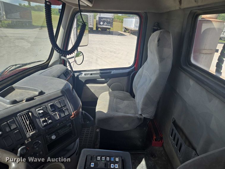 image for item EV1617 2007 Volvo VNL semi truck