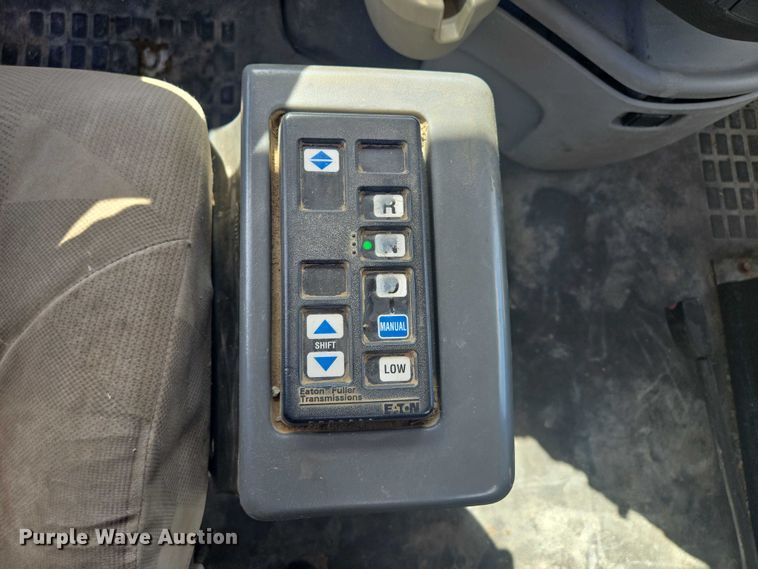 image for item EV1617 2007 Volvo VNL semi truck