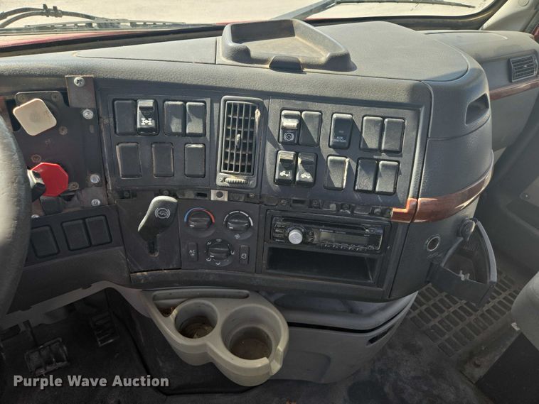 image for item EV1617 2007 Volvo VNL semi truck