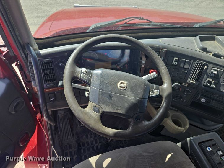 image for item EV1617 2007 Volvo VNL semi truck