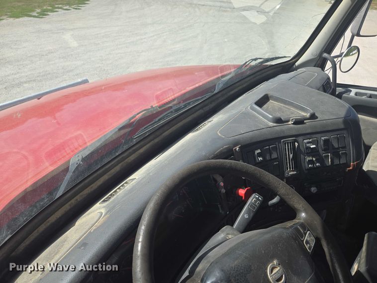 image for item EV1617 2007 Volvo VNL semi truck