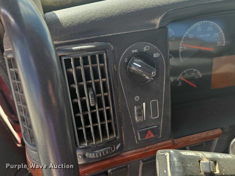 image for item EV1617 2007 Volvo VNL semi truck