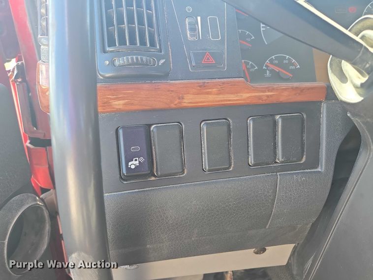 image for item EV1617 2007 Volvo VNL semi truck