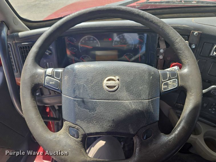 image for item EV1617 2007 Volvo VNL semi truck