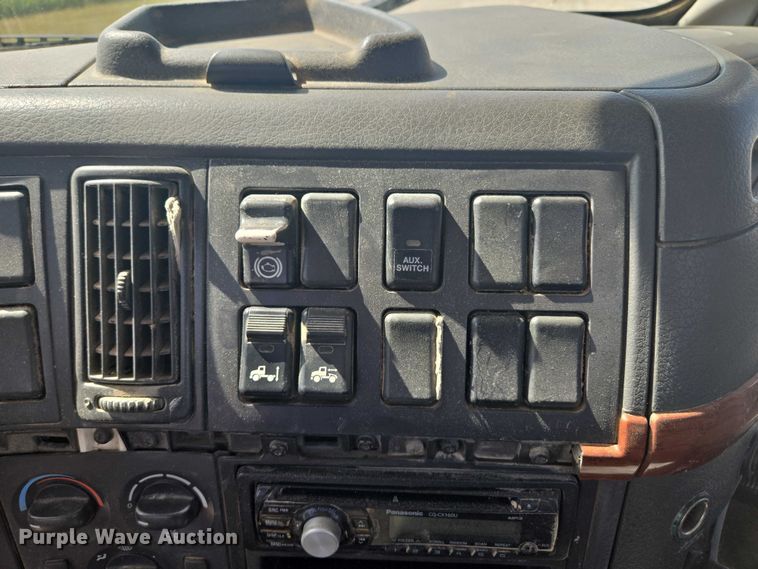 image for item EV1617 2007 Volvo VNL semi truck