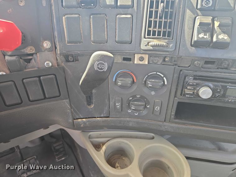 image for item EV1617 2007 Volvo VNL semi truck