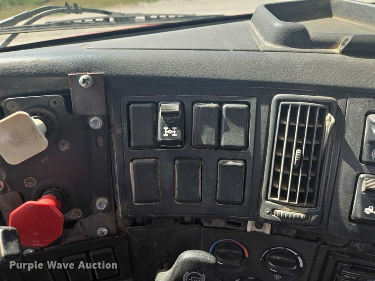 image for item EV1617 2007 Volvo VNL semi truck