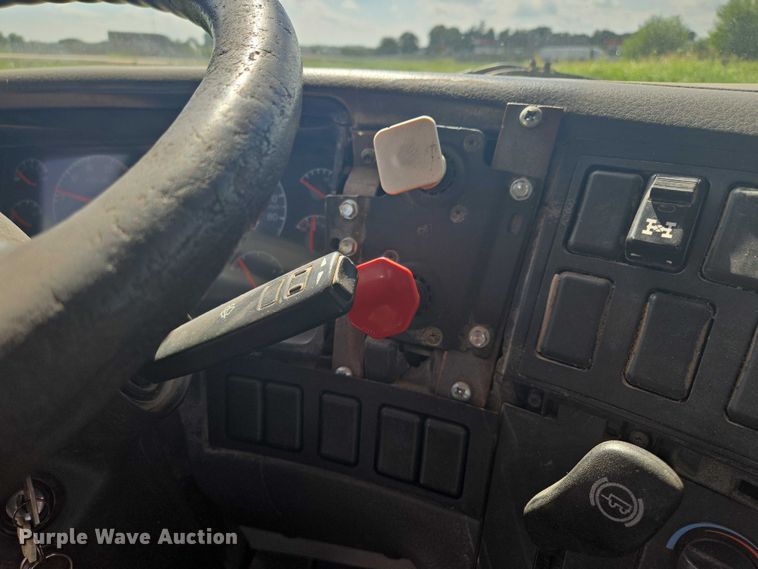 image for item EV1617 2007 Volvo VNL semi truck