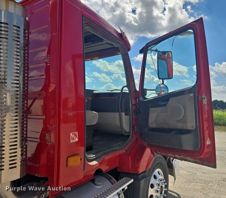 image for item EV1617 2007 Volvo VNL semi truck