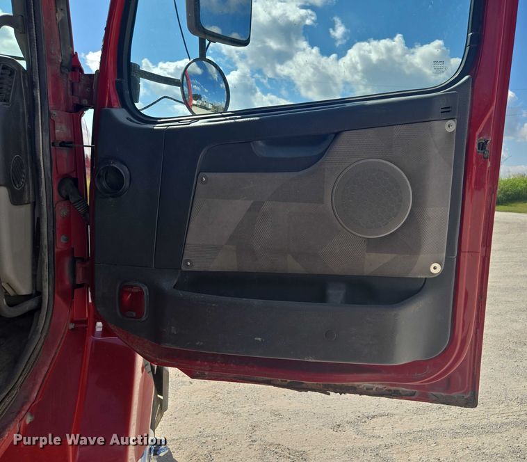 image for item EV1617 2007 Volvo VNL semi truck