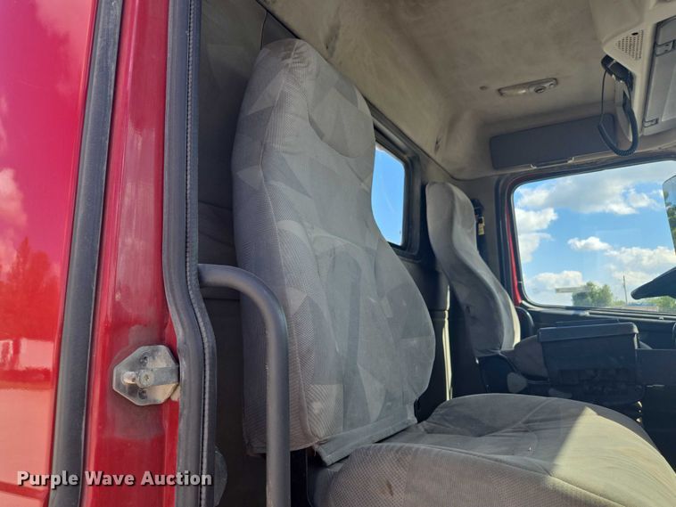 image for item EV1617 2007 Volvo VNL semi truck