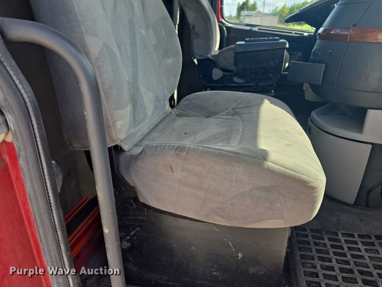 image for item EV1617 2007 Volvo VNL semi truck