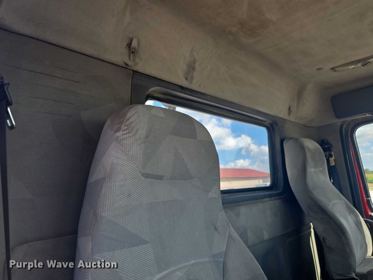 image for item EV1617 2007 Volvo VNL semi truck