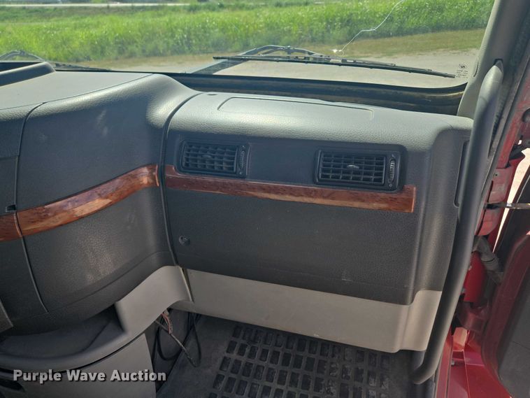 image for item EV1617 2007 Volvo VNL semi truck