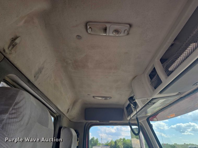 image for item EV1617 2007 Volvo VNL semi truck