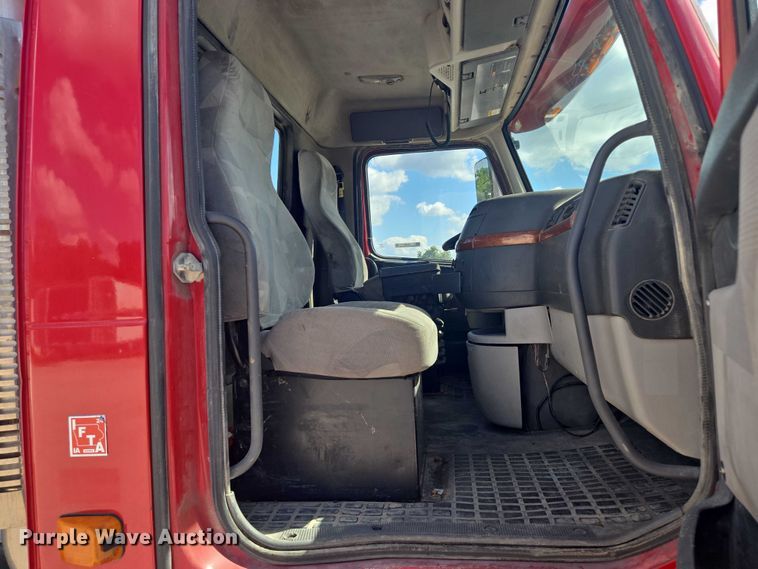 image for item EV1617 2007 Volvo VNL semi truck