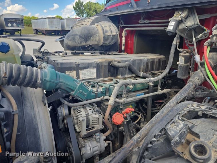 image for item EV1617 2007 Volvo VNL semi truck