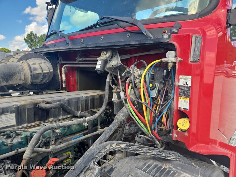 image for item EV1617 2007 Volvo VNL semi truck