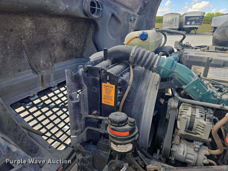 image for item EV1617 2007 Volvo VNL semi truck