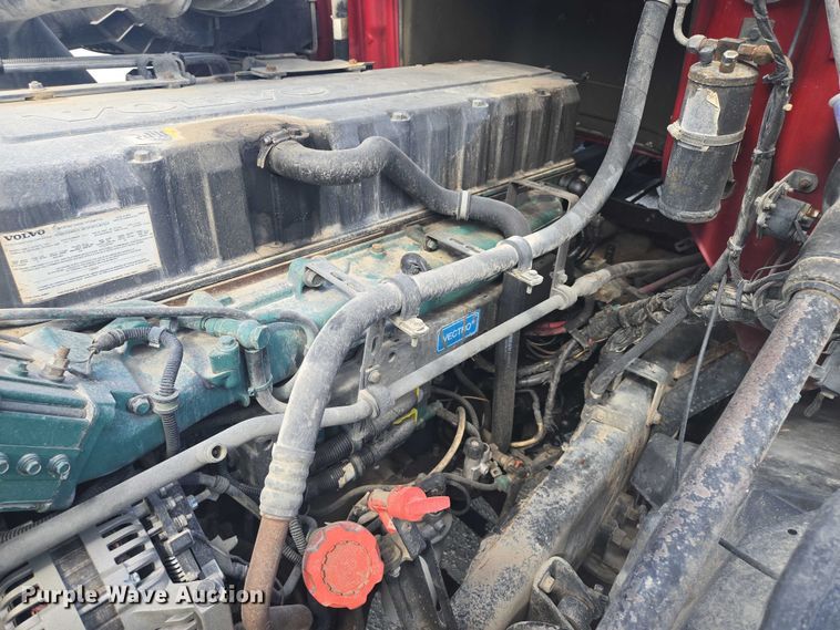 image for item EV1617 2007 Volvo VNL semi truck