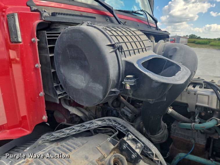 image for item EV1617 2007 Volvo VNL semi truck