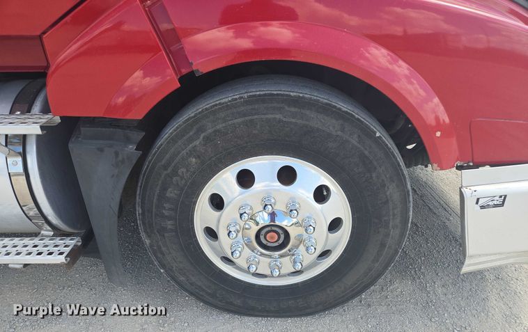 image for item EV1617 2007 Volvo VNL semi truck