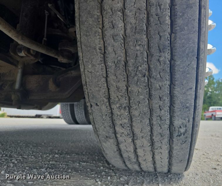 image for item EV1617 2007 Volvo VNL semi truck