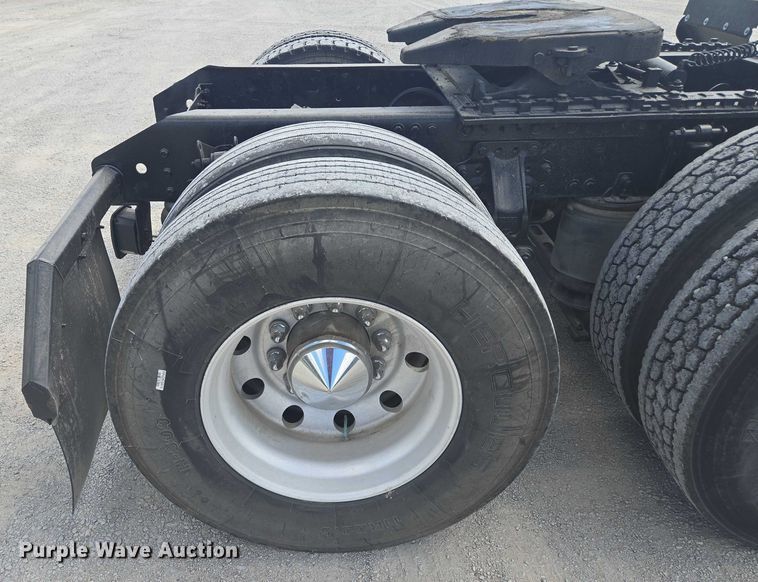 image for item EV1617 2007 Volvo VNL semi truck