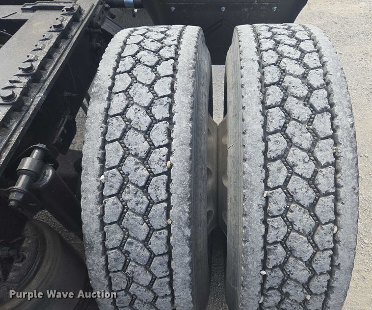 image for item EV1617 2007 Volvo VNL semi truck