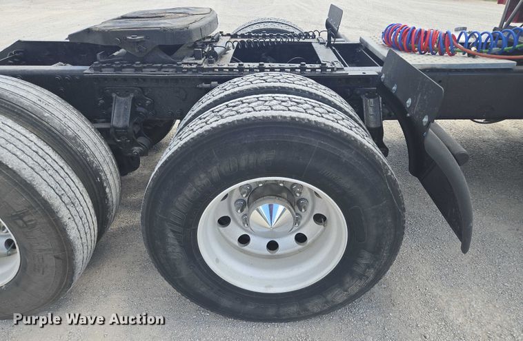 image for item EV1617 2007 Volvo VNL semi truck