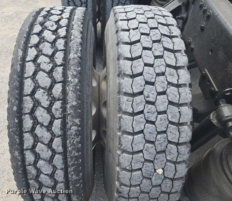 image for item EV1617 2007 Volvo VNL semi truck