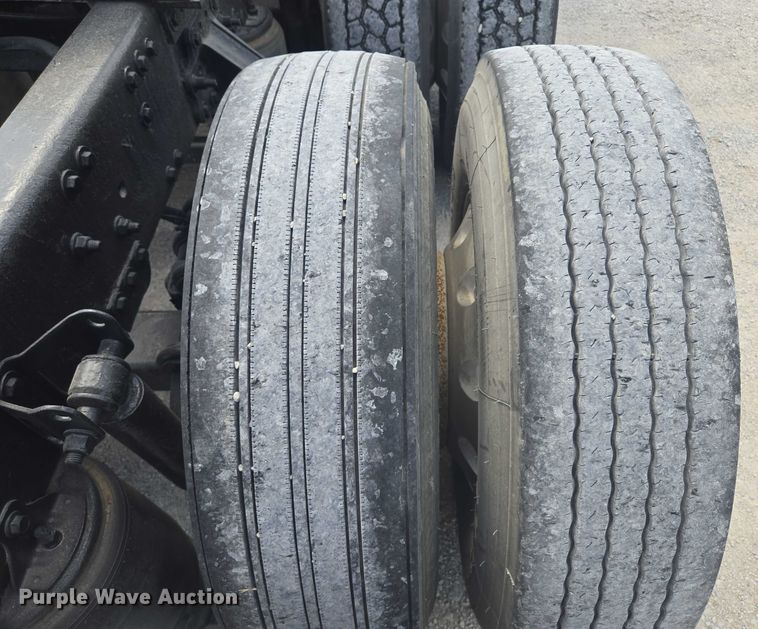 image for item EV1617 2007 Volvo VNL semi truck