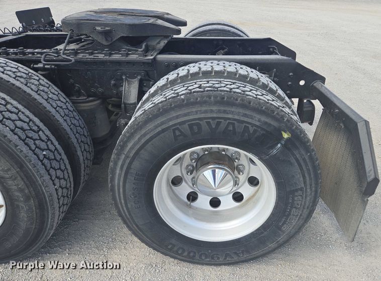 image for item EV1617 2007 Volvo VNL semi truck