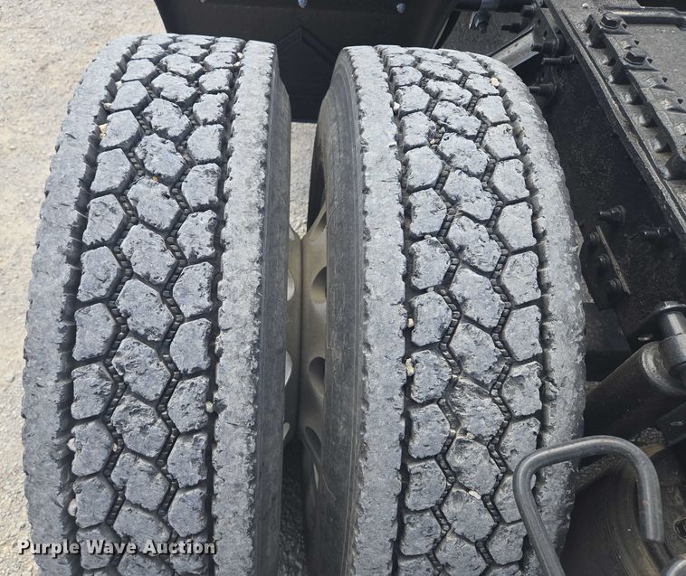 image for item EV1617 2007 Volvo VNL semi truck