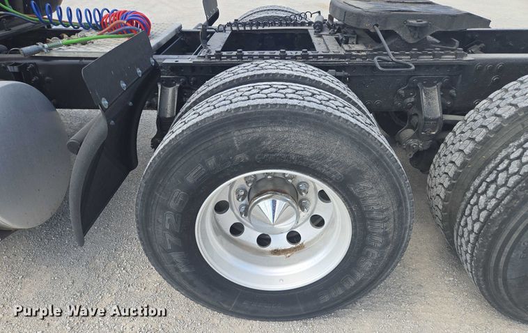 image for item EV1617 2007 Volvo VNL semi truck