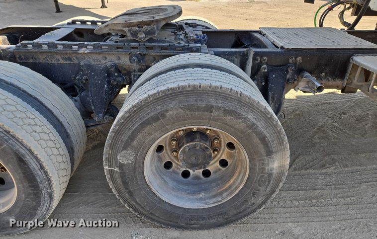 image for item EV1710 1999 Freightliner  Century Class semi truck