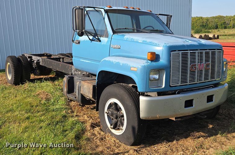 image for item EV1719 1990 GMC Top Kick C7000 truck cab and chassis