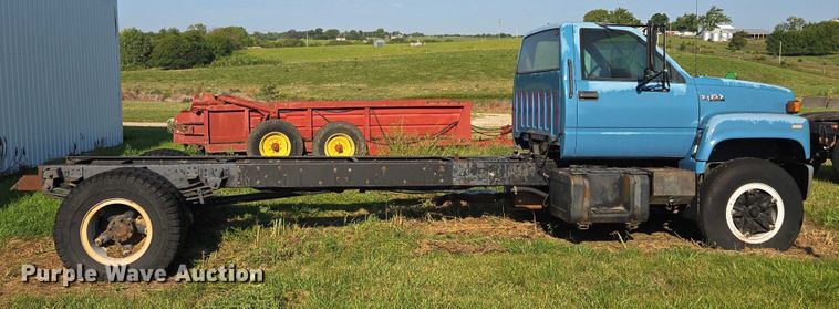 image for item EV1719 1990 GMC Top Kick C7000 truck cab and chassis