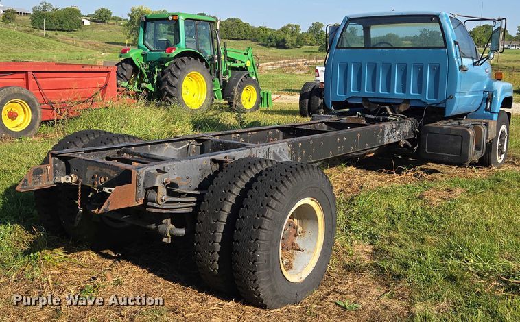 image for item EV1719 1990 GMC Top Kick C7000 truck cab and chassis