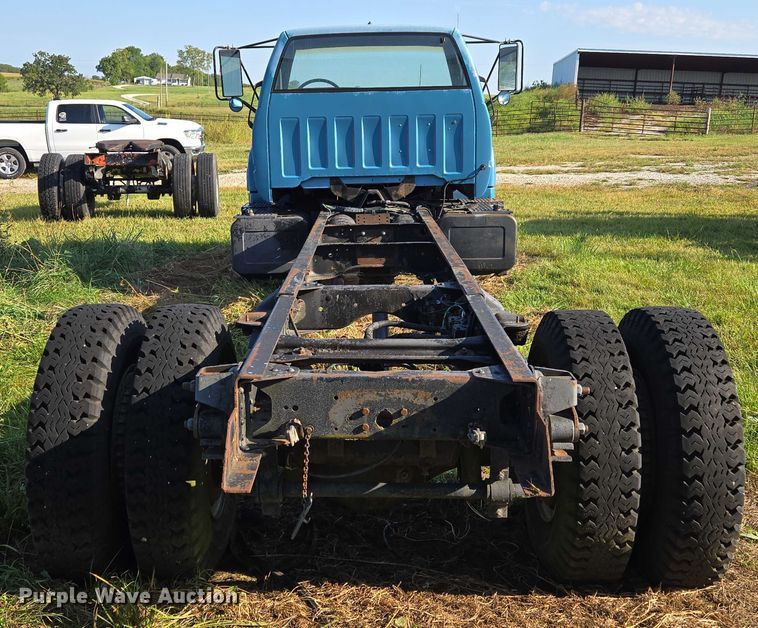 image for item EV1719 1990 GMC Top Kick C7000 truck cab and chassis