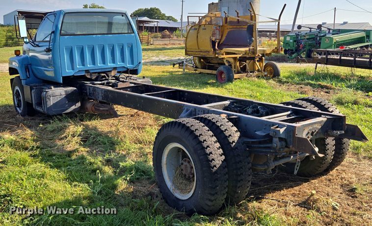 image for item EV1719 1990 GMC Top Kick C7000 truck cab and chassis