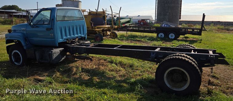 image for item EV1719 1990 GMC Top Kick C7000 truck cab and chassis