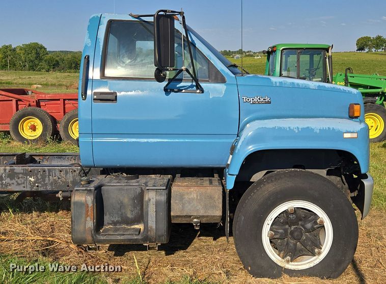 image for item EV1719 1990 GMC Top Kick C7000 truck cab and chassis