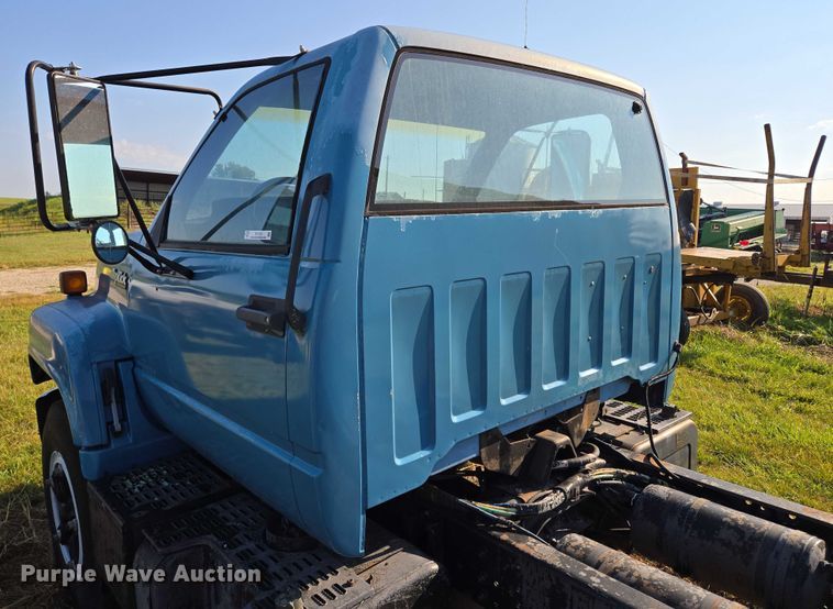 image for item EV1719 1990 GMC Top Kick C7000 truck cab and chassis