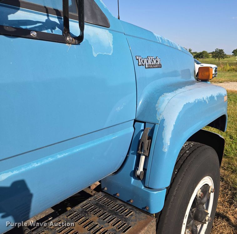 image for item EV1719 1990 GMC Top Kick C7000 truck cab and chassis
