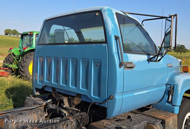 image for item EV1719 1990 GMC Top Kick C7000 truck cab and chassis